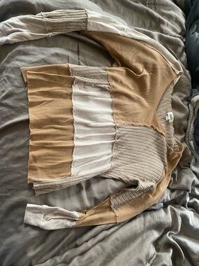 BKE Colorblock Ribbed Knit Top in Tan and Cream